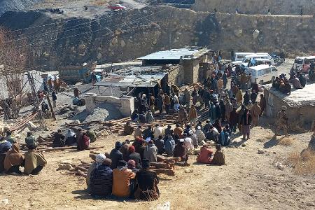 Anwohner versammeln sich und bangen nach dem Grubenunglück in Pakistan. Anwohner versammeln sich und bangen nach dem Grubenunglück in Pakistan.