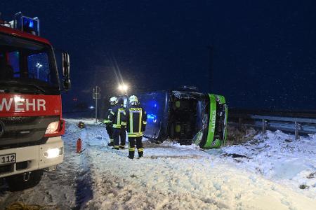 Zum Zeitpunkt des Unfalls herrschten winterliche Straßenverhältnisse.