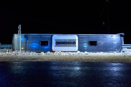 Der Bus lag komplett auf der Seite.