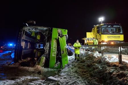 Großeinsatz auf der A11: An einem Parkplatz im Nordosten Brandenburgs sterben bei einem Busunfall zwei Menschen.