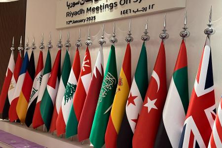 Bei dem Treffen in Riad kamen Vertreter wichtiger Staaten der Region und westlicher Länder zusammen. Auch Syriens De-facto-Außenminister war dabei.