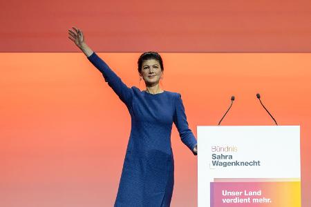 Sahra Wagenknecht stimmt ihre Partei auf den Wahlkampf ein und wird bejubelt. Sahra Wagenknecht stimmt ihre Partei auf den Wahlkampf ein und wird bejubelt.
