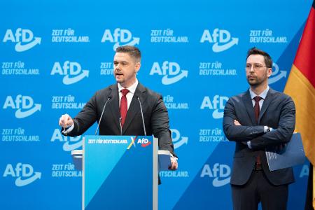 Hannes Gnauck (hier am Rednerpult), ist AfD-Bundestagsabgeordneter und Bundesvorsitzender der Jungen Alternative Deutschland (JA). Er spricht sich auf dem Parteitag in Riesa - ebenso wie der neben ihm stehende Brandenburger AfD-Landtagsabgeordnete Dennis Hohloch - für eine Neugründung der Parteijugend aus. 