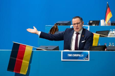 Die Deutschland-Fähnchen, die am Eingang der Halle verteilt wurden, wurden von den Delegierten bei verschiedenen Gelegenheiten geschwenkt.
