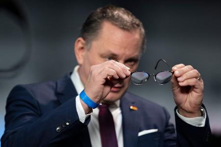 Der AfD-Vorsitzende, Tino Chrupalla, hat versprochen, Alice Weidel im Wahlkampf den Rücken zu stärken. Die Co-Vorsitzende soll für die Partei als Kanzlerkandidatin antreten.
