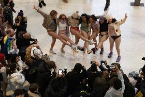 Ohne Hose in die Röhre: Londoner bei "No Trousers Tube Ride"