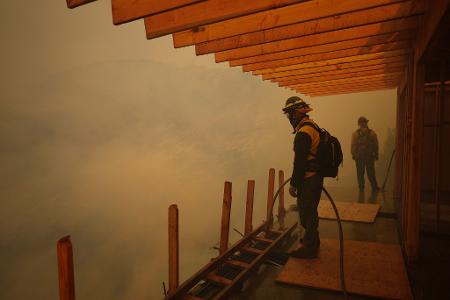 In den kommenden Tagen werden stärkere Winde erwartet, die die Flammen neu anfachen könnten.