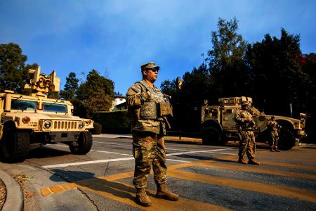 Mitglieder der Nationalgarde besetzen während des Palisades-Brandes einen Kontrollpunkt im Stadtteil Brentwood in Los Angeles.