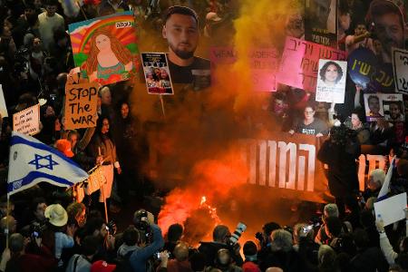 Seit Monaten fordern Demonstranten in israelischen Städten eine Waffenruhe im Gaza-Krieg und eine Freilassung der Hamas-Geiseln. 