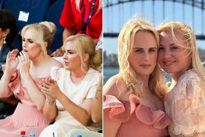 Rebel Wilson und Ehefrau besuchen Australian Open in Hochzeitskleidern