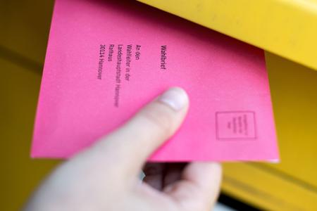 Der Wahlbrief mit dem ausgefüllten Stimmzettel muss spätestens am Wahlsonntag um 18.00 Uhr am Ziel sein (Archiv-Foto). Der Wahlbrief mit dem ausgefüllten Stimmzettel muss spätestens am Wahlsonntag um 18.00 Uhr am Ziel sein (Archiv-Foto).
