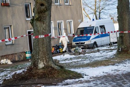 Die Polizei ist nach einer Gewaltattacke in einem Ortsteil von Casekow in der brandenburgischen Uckermark im Einsatz und sichert Spuren.