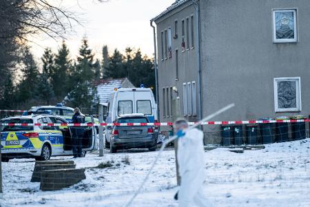 Großeinsatz in einem kleinen Dorf in der Uckermark: Die Polizei muss ein Gewaltverbrechen aufklären.