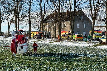 Großeinsatz von Polizei und Rettungskräften nach einem Gewaltverbrechen in Casekow im Nordosten Brandenburgs. Großeinsatz von Polizei und Rettungskräften nach einem Gewaltverbrechen in Casekow im Nordosten Brandenburgs.
