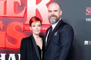 Lily Allen legt Pause ein: David Harbour beim Basketball gesichtet