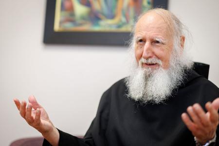 Der Benediktinermönch Anselm Grün wird 80 Jahre alt. Bekannt geworden ist er vor allem durch seine Bücher und Medienauftritte. Derzeit arbeitet er an einem Buch über Hoffnung. 
