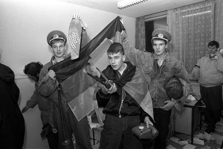DDR-Insignien - für die Besetzer der Stasi-Zentrale nur noch Ironie. (Archivbild). DDR-Insignien - für die Besetzer der Stasi-Zentrale nur noch Ironie. (Archivbild).