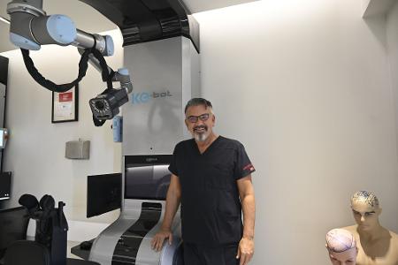 Der Arzt Koray Erdogan betreibt eine Haartransplantationsklinik in Istanbul.