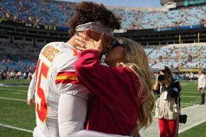 Union Station leuchtet für Golden Raye Mahomes