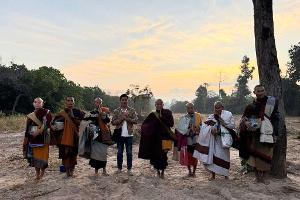 Barfuß nach Indien: Mönch aus Vietnam als Internet-Sensation