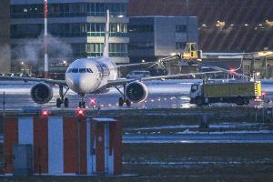 Eisglätte schränkt Flugverkehr in Stuttgart ein