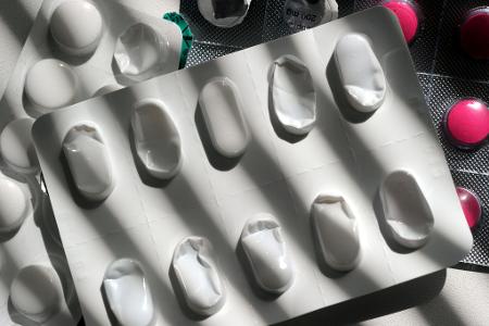 Solche Blister können in die Gelbe Tonne - sofern wirklich keine Tabletten mehr drin sind. Andernfalls gehören sie meist in den Restmüll. Solche Blister können in die Gelbe Tonne - sofern wirklich keine Tabletten mehr drin sind. Andernfalls gehören sie meist in den Restmüll.