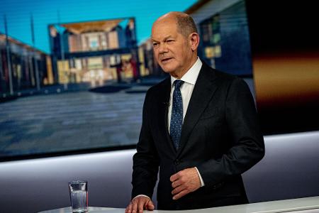 Kanzler Scholz zeigt sich offen für neue Ukraine-Hilfen, aber nur unter einer Bedingung. Kanzler Scholz zeigt sich offen für neue Ukraine-Hilfen, aber nur unter einer Bedingung.
