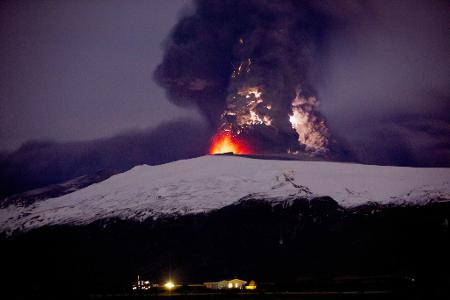 Feuer und Eis wie 2010 am Eyjafjallajökull gehen auf Island manchmal Hand in Hand. (Archivbild) Feuer und Eis wie 2010 am Eyjafjallajökull gehen auf Island manchmal Hand in Hand. (Archivbild)