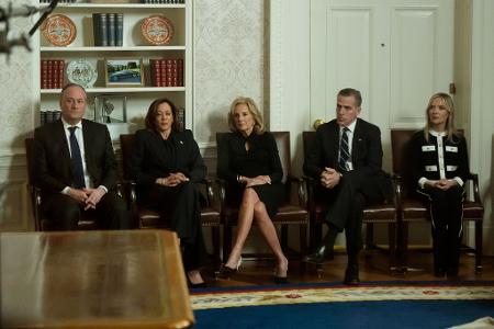 Bidens Vize Kamala Harris, First Lady Jill Biden und andere Vertraute verfolgten die Rede im Oval Office. 