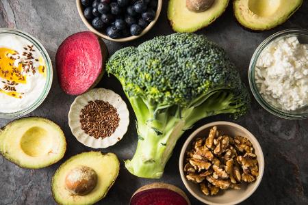 Eine ausgewogene Ernährung mit viel Obst und Gemüse unterstützt die Genesung.