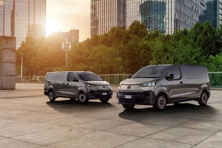 Zwei Fiat Scudo vor einer Großstadt. Zwei Fiat Scudo vor einer Großstadt.