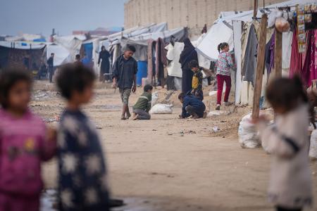 Leben in Not. Leben in Zeltstädten - die Palästinenser im Gazastreifen sehnen sich nach einem Ende des Krieges. 