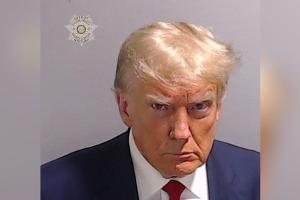 Für offizielles Portrait: Donald Trump stellt Polizeifoto nach