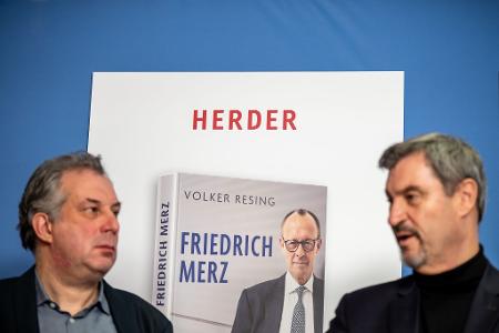 CSU-Chef Söder stellt in Berlin eine Biografie über Kanzlerkandidat Merz vor. Der bayerische Ministerpräsident findet viele lobende Worte. Zugleich hat er ein paar Tipps parat.
