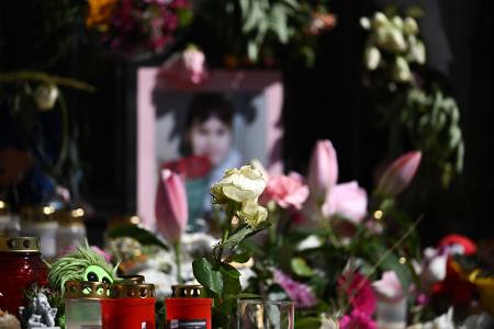Mit Kerzen und Blumen haben Menschen im Juni in Döbeln der neunjährigen Valeriia gedacht. Sie war zuvor in einem Wald ermordet worden. (Archivbild)