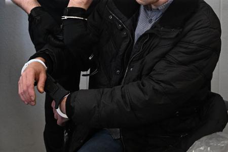 Der wegen Mordes an der neunjährigen Valeriia Angeklagte wird im Landgericht Chemnitz von einem Justizmitarbeiter vorgeführt.