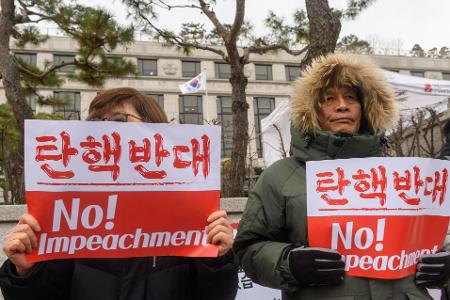 Unterstützer von Yoon Suk Yeol hatten sich am Donnerstag vor dem Verfassungsgericht in Seoul versammelt.