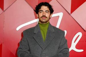 Mit Kleid und Perücke: Joe Jonas begeistert mit Drag-Video
