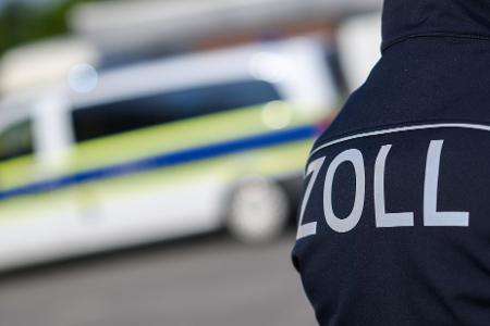 Zollbeamte sind weiterhin an den Küsten von Sylt präsent, um die weitere illegale Einfuhr von Drogen zu bekämpfen. (Symbolbild) Zollbeamte sind weiterhin an den Küsten von Sylt präsent, um die weitere illegale Einfuhr von Drogen zu bekämpfen. (Symbolbild)