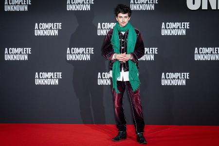 Hingucker-Accessoire: Timothée Chalamet fällt mit grünem Schal auf Hingucker-Accessoire: Timothée Chalamet fällt mit grünem Schal auf