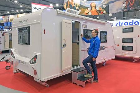 Außenfoto, Mann, Messe, Caravan Außenfoto, Mann, Messe, Caravan