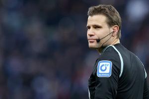 Schiedsrichter Brych verletzt vom Feld - Jablonski übernimmt