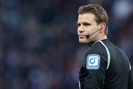 Schiedsrichter Brych verletzt vom Feld - Jablonski übernimmt Schiedsrichter Brych verletzt vom Feld - Jablonski übernimmt