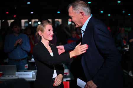 Die Linken-Vorsitzenden Ines Schwerdtner und Jan van Aken ernteten beim Parteitag Jubel der Delegierten.