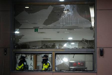 Wütende Demonstranten zerschlugen Scheiben des Gerichts in Seoul. 