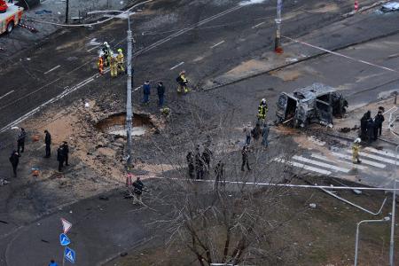 Ein Krater ist am Samstag auf einer Straße in Kiew zu sehen. Allein in der vergangenen Woche zählte die Ukraine mehr als 1.000 verschiedene Luftangriffe. Ein Krater ist am Samstag auf einer Straße in Kiew zu sehen. Allein in der vergangenen Woche zählte die Ukraine mehr als 1.000 verschiedene Luftangriffe.