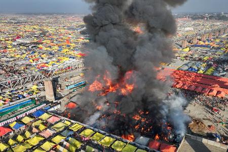 Feuer bei riesigem Pilgerfest in Indien.