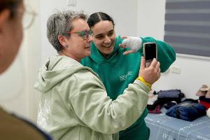 Bilder von Geisel Emily Damari - Zwei Finger verloren