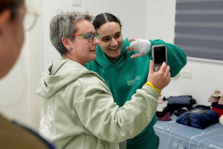 Emily Damari (r) ist nach mehr als 15 Monaten in der Geiselhaft der islamistischen Hamas im Gazastreifen freigelassen worden. Emily Damari (r) ist nach mehr als 15 Monaten in der Geiselhaft der islamistischen Hamas im Gazastreifen freigelassen worden.