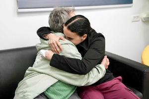 Schluchzen und Freudentränen: Geiseln mit Familien vereint